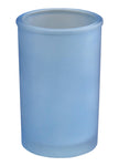 Blauer Zahnputzbecher aus Glas Form vor weißem Hintergrund.