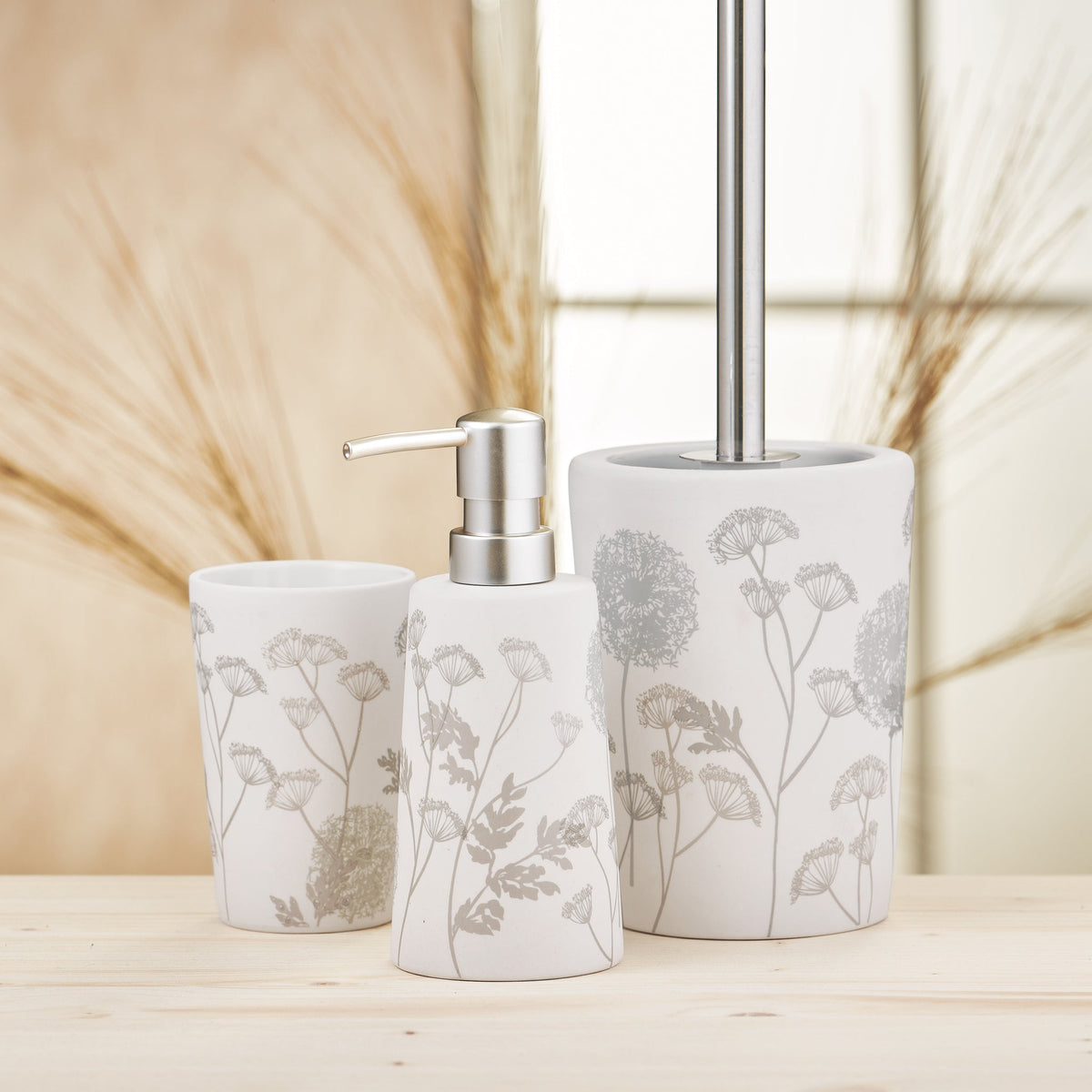 Weißes Bad-Set mit Becher, Seifenspender und WC-Bürste, Blumenmuster