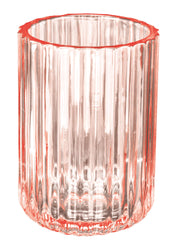 Rosafarbenes geriffeltes Glas auf weißem Hintergrund.